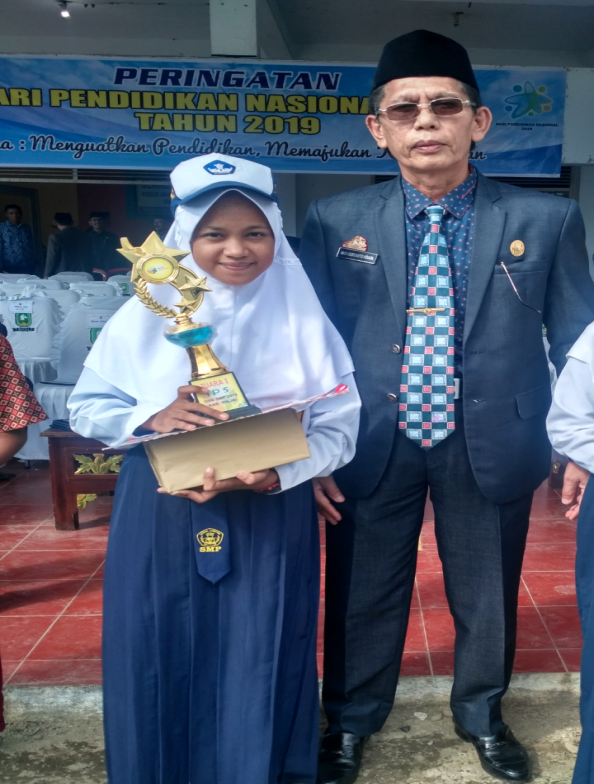Nurhanifa Dinia Kelas VII SMP Negeri 23 Sinjai, Juarai  OSN  Bidang  IPS Tingkat  Kabupaten
